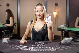 AduQ card game in-session display on mobile showing hand cards and pot